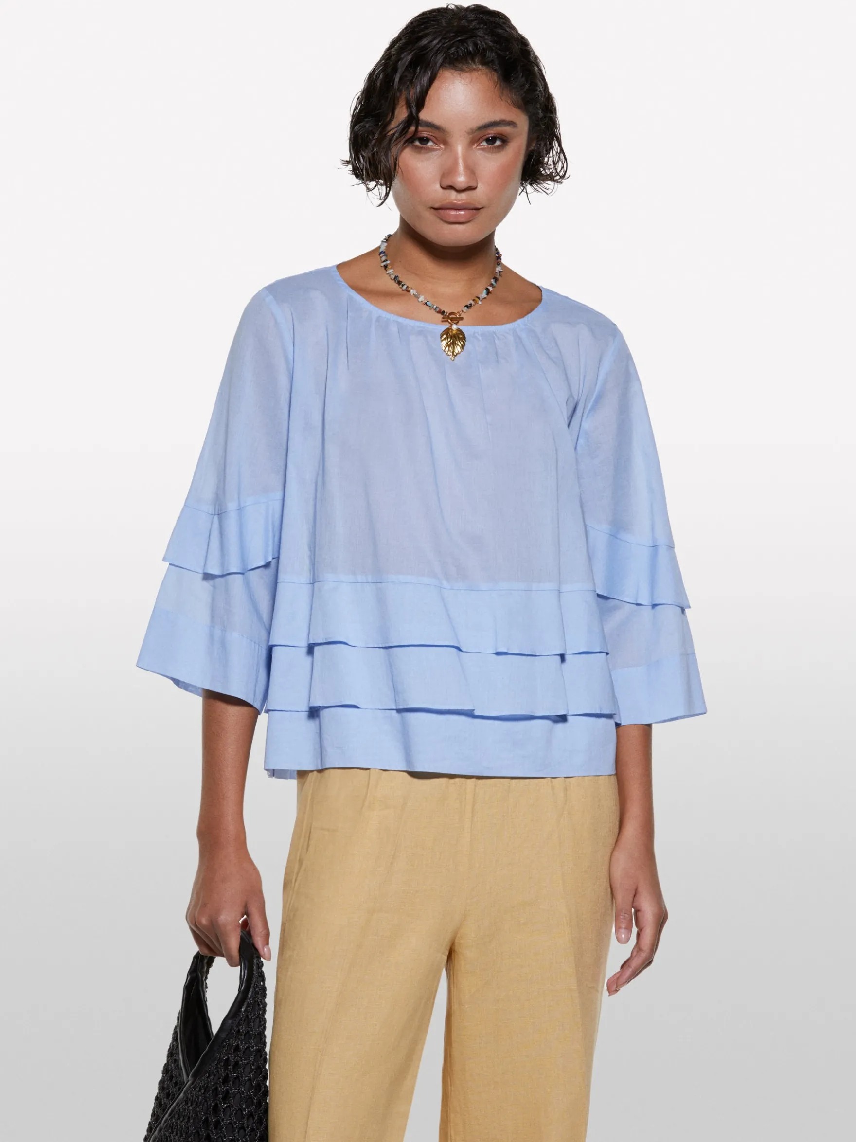 Blusa azzurra con balze