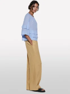 Blusa azzurra con balze