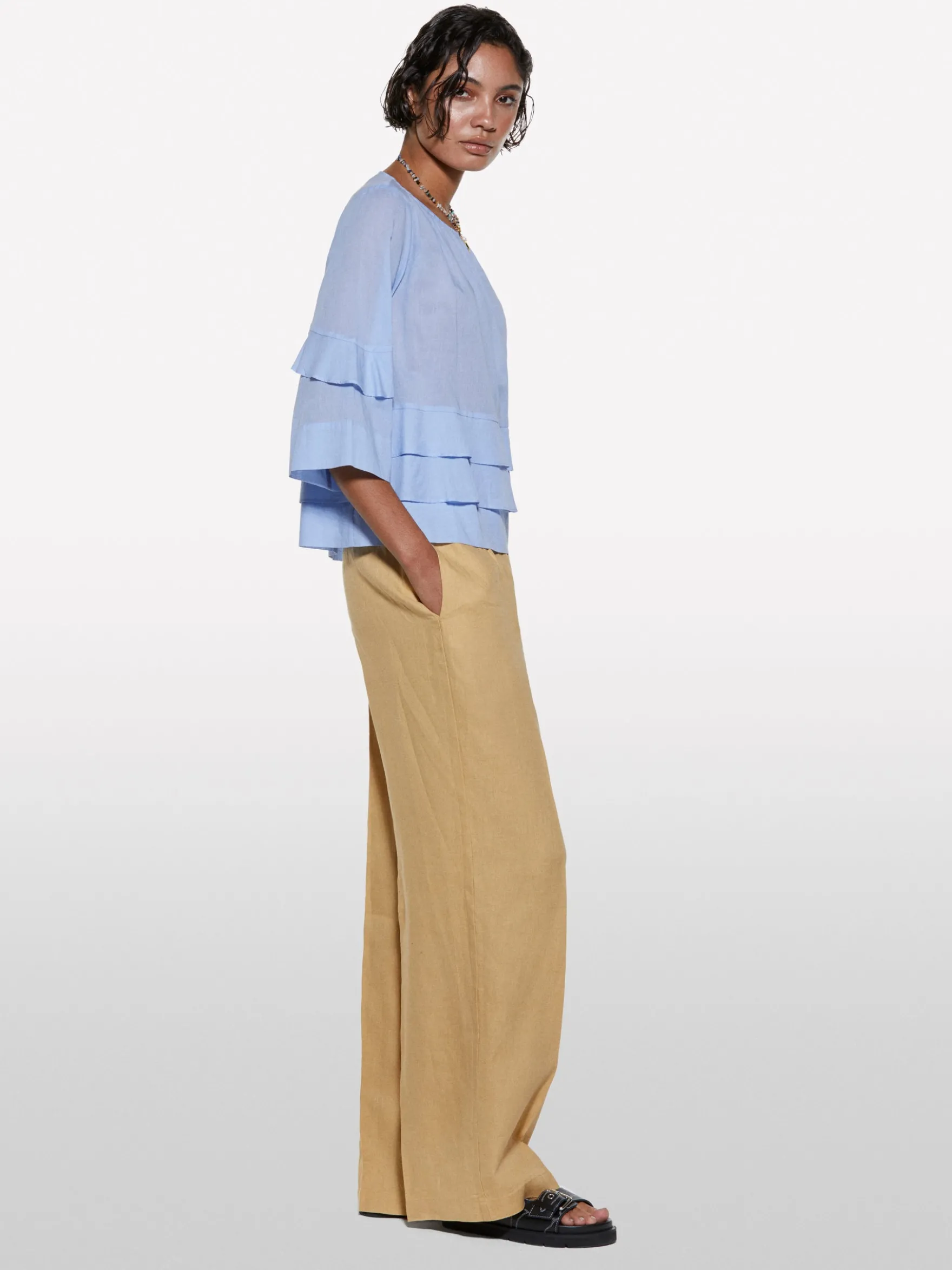 Blusa azzurra con balze