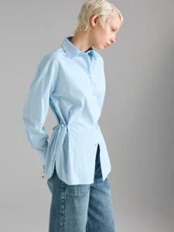 Camicia a righe con laccetti