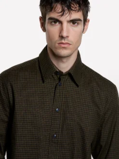 Camicia di flanella scura