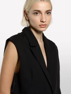 Gilet nero con contrasto rigato