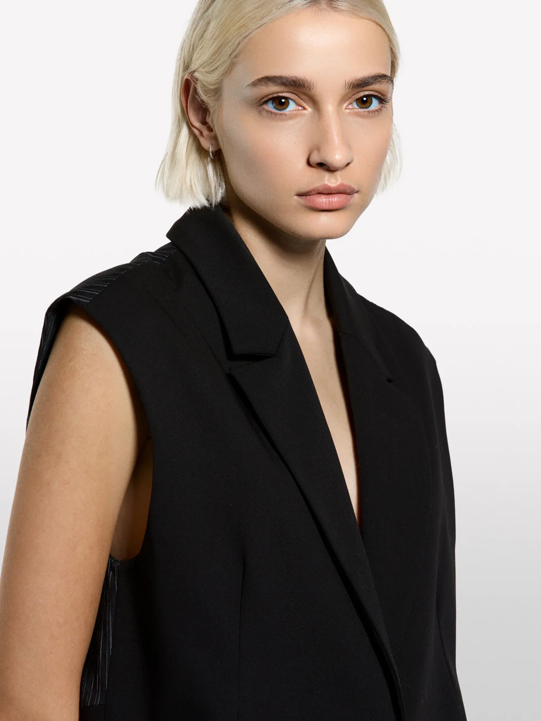 Gilet nero con contrasto rigato