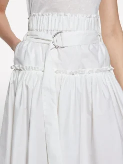 Gonna svasata bianca con cintura