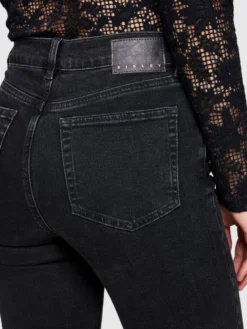 Jeans a vita alta con spacchi