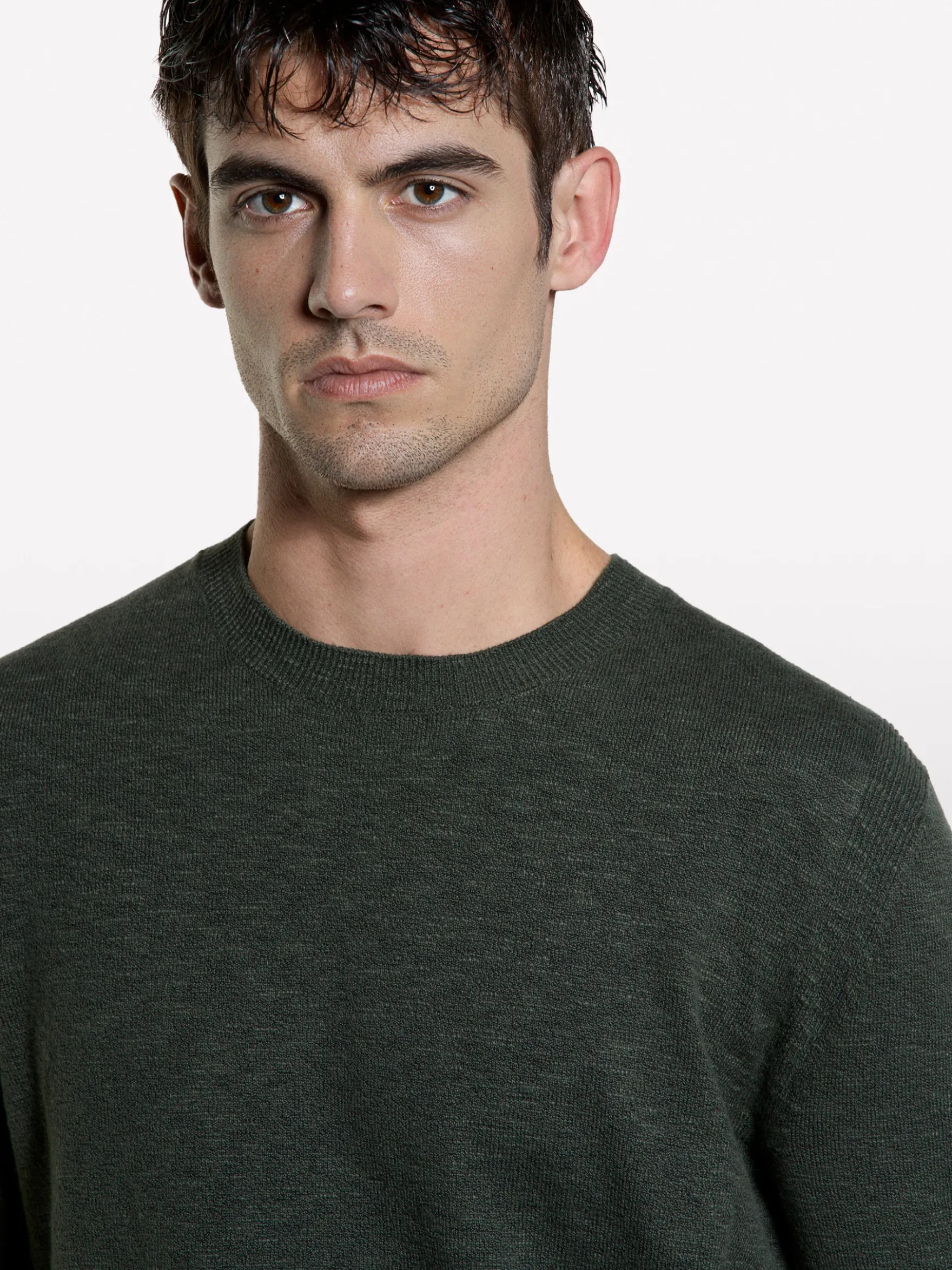 Maglia regular fit verde militare con girocollo