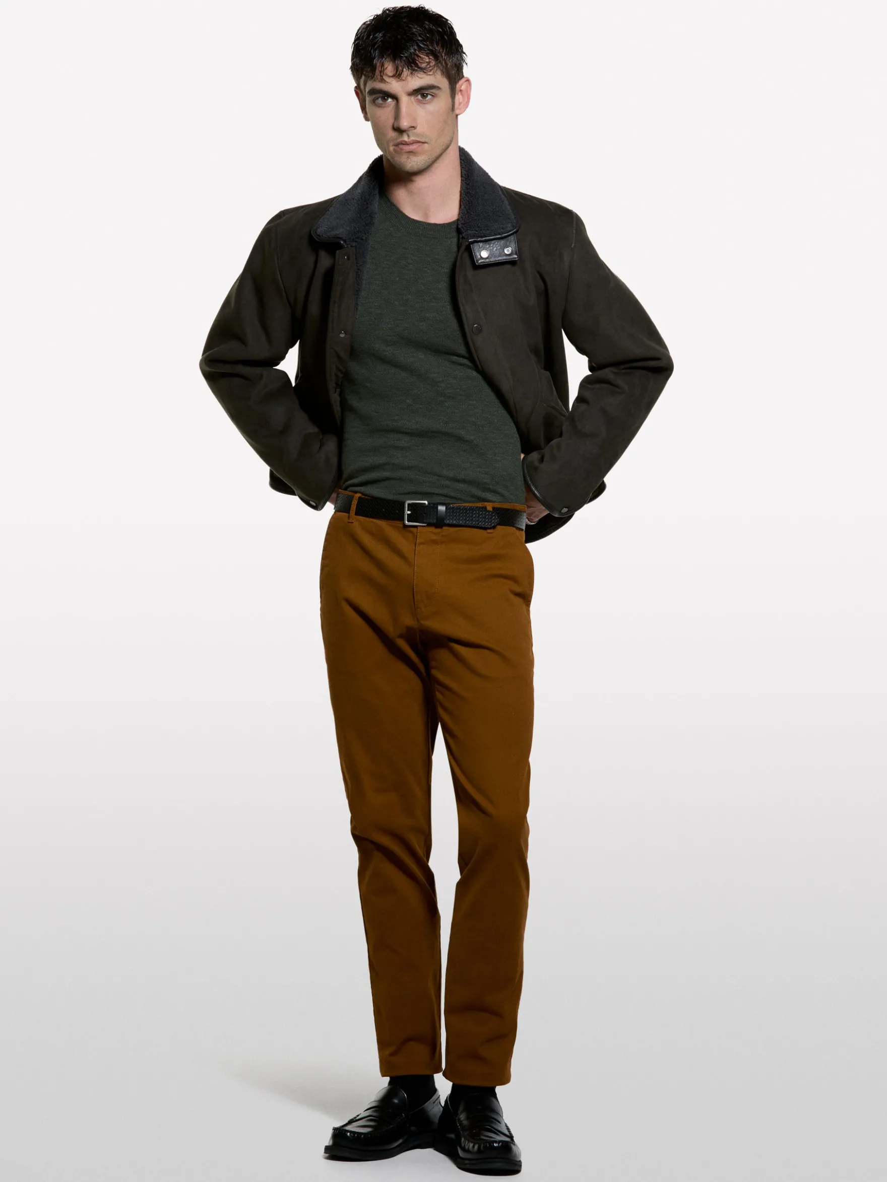 Maglia regular fit verde militare con girocollo