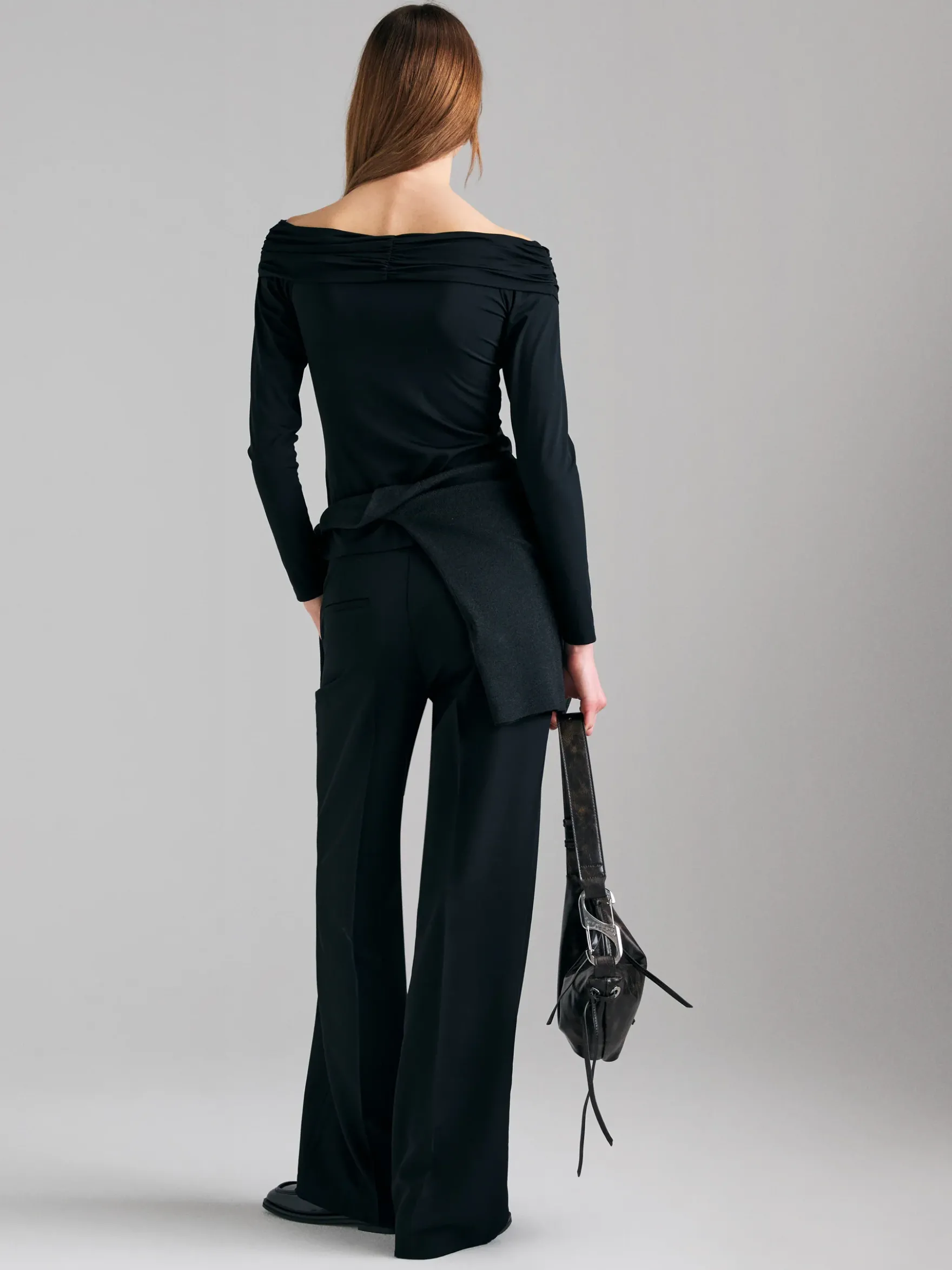 Maglietta off shoulder con anello sliver