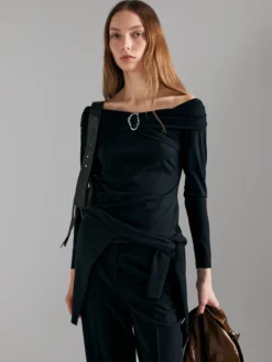 Maglietta off shoulder con anello sliver