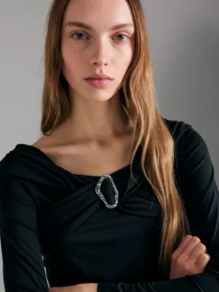 Maglietta off shoulder con anello sliver