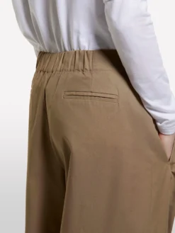 Pantaloni cargo beige con pieghe