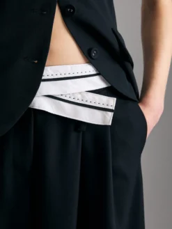 Pantaloni con contrasto