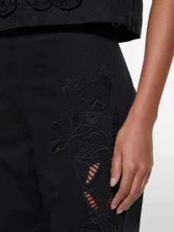 Pantaloni neri con ricami