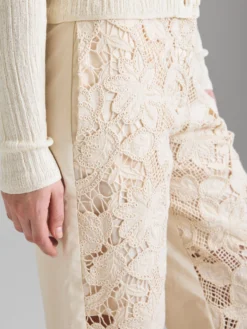 Pantaloni ricamati