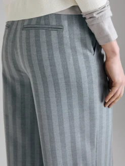 Pantaloni svasati