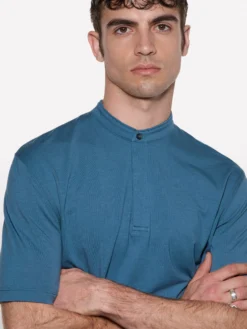Polo blu con collo guru