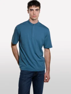 Polo blu con collo guru
