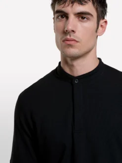 Polo nera con collo guru