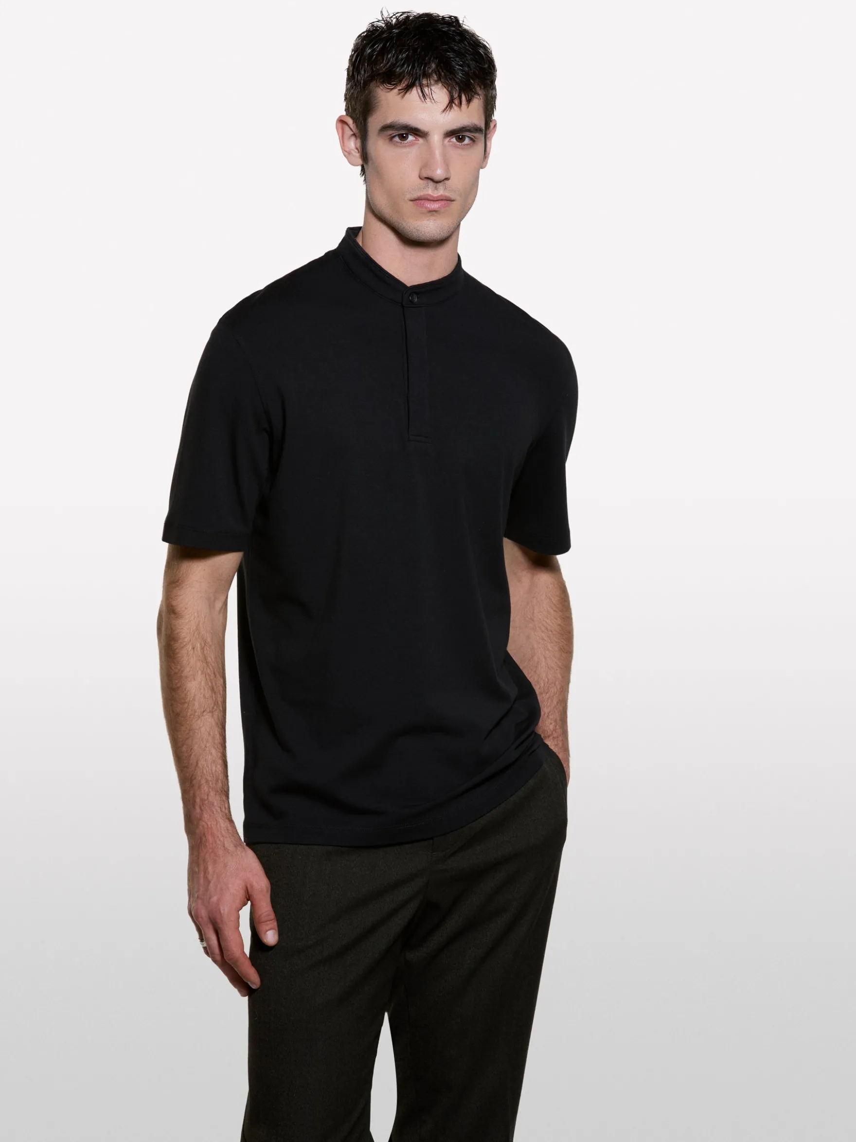 Polo nera con collo guru