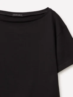 T-shirt cropped con scollo a barca