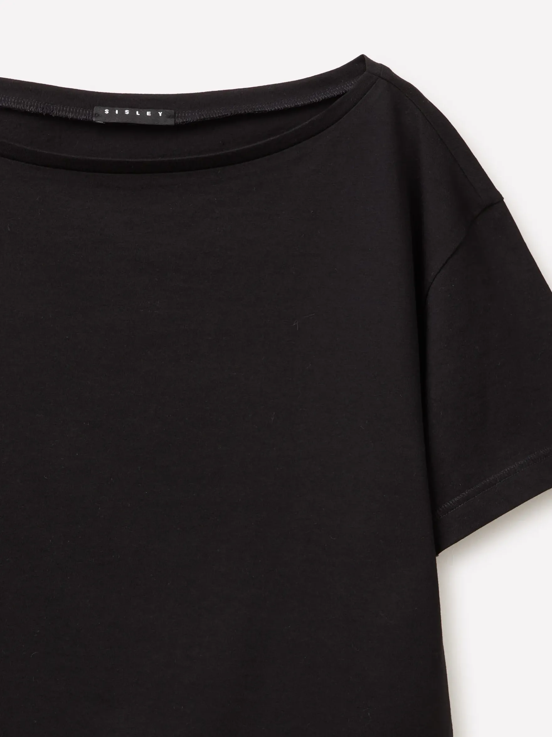 T-shirt cropped con scollo a barca