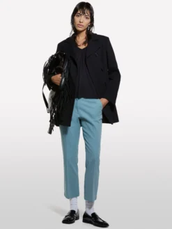 T-shirt nera con arriccio